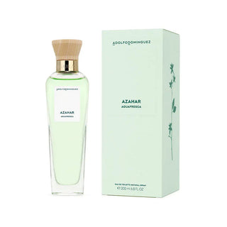 Frasco de perfume ‘AZAHAR AGUAFRESCA’ 200ml da ADOLFO DOMINGUEZ, com líquido verde claro e fita verde, ao lado da sua caixa de embalagem verde com padrões florais.