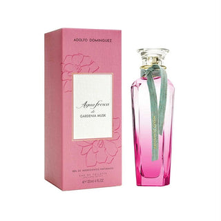 Frasco de perfume ‘Agua Fresca Gardenia Musk’ da ADOLFO DOMINGUEZ, com líquido rosa e fita verde, ao lado da sua caixa de embalagem rosa com padrões florais.
