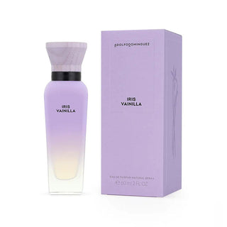 Frasco de perfume ‘IRIS VANILLA’ de 60ml da ADOLFO DOMINGUEZ, com líquido amarelado e tampa de madeira, ao lado da sua caixa de embalagem roxa com detalhes do produto.