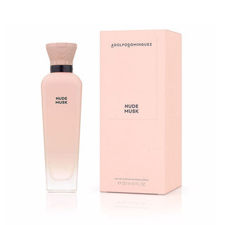 Frasco de perfume de 120ml ‘NUDE MUSK’ da ADOLFO DOMINGUEZ, rosa claro, ao lado da sua caixa de embalagem rosa com detalhes do produto.