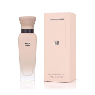Frasco de perfume de 60ml ‘NUDE MUSK’ da ADOLFO DOMINGUEZ, rosa claro, ao lado da sua caixa de embalagem rosa com detalhes do produto.