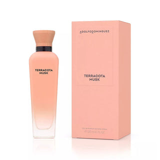 Frasco de perfume ‘TERRACOTA MUSK’ de 120ml da ADOLFO DOMINGUEZ, com líquido laranja e tampa de madeira, ao lado da sua caixa de embalagem rosa com detalhes do produto.
