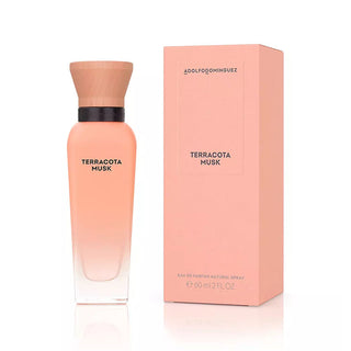 Frasco de perfume ‘TERRACOTA MUSK’ de 60ml da ADOLFO DOMINGUEZ, com líquido laranja e tampa de madeira, ao lado da sua caixa de embalagem rosa com detalhes do produto.