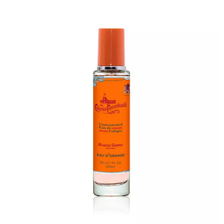 Frasco de perfume ‘Agua de Colonia Concentrada’ da Alvarez Gomez, com líquido e tampa laranja, num fundo branco.