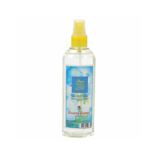 Frasco de plástico transparente do perfume ‘Agua de Colonia Concentrada’ da Alvarez Gomez com um bico de spray amarelo e um rótulo azul e branco.