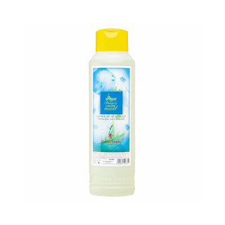 Frasco de perfume ‘Aqua de Colonia Concentrada’ da Alvarez Gomez, com líquido rosa e tampa dourada, em um fundo branco.