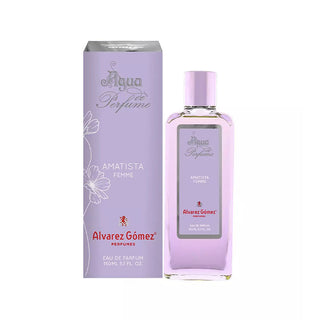 Frasco de perfume ‘Agua de Perfume Amatista Femme’ da Alvarez Gómez, com líquido e tampa rosa, ao lado da sua caixa de embalagem roxa com detalhes do produto.