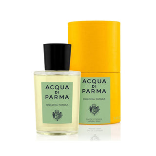 Frasco de perfume ‘ACQUA DI PARMA COLONIA FUTURA’ transparente com tampa preta ao lado da embalagem amarela.